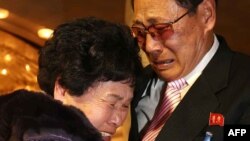 Lee Son-hyang, 88, (L) of South Korea and Lee Yoon Geun, 72 (R) of North Korea embrace during a reunion event for families divided by the two countries, at the Diamond Mountain resort in North Korea on February 20, 2014. (AFP Photo/Yonhap)