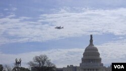 El Discovery volando alrededor del Capitolio de Washington.