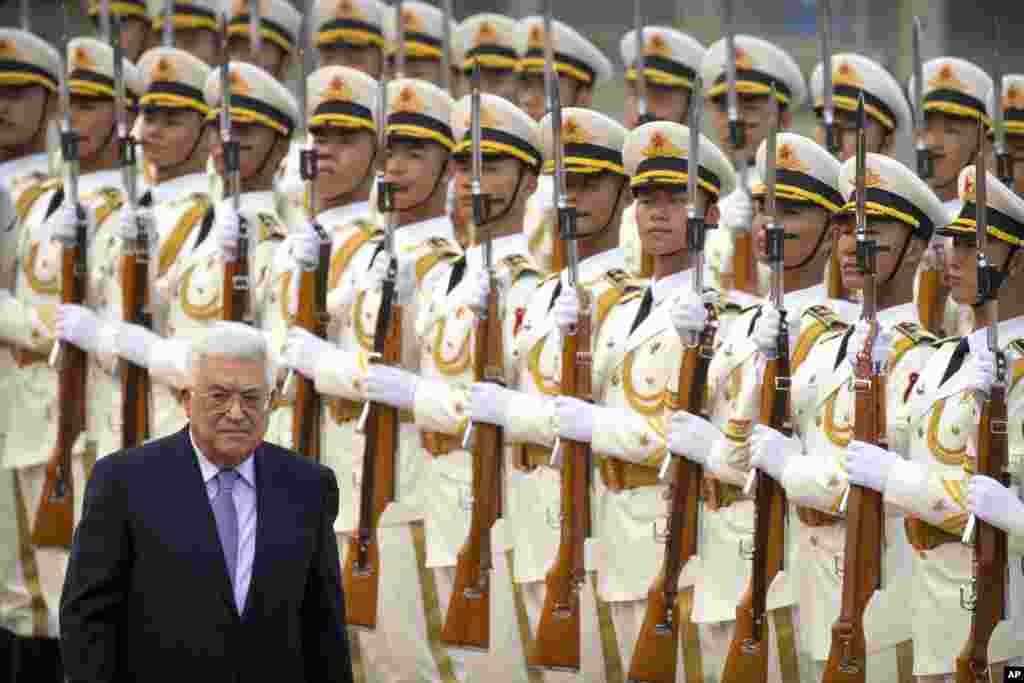  ادای احترام گارد تشریفاتی چین در استقبال از محمود عباس، رئیس تشکیلات خودگردان فلسطینی در چین