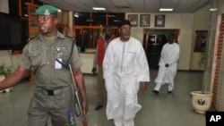 L’ancien conseiller à la sécurité nationale du Nigeria Sambo Dasuki, centre, s’apprêtant à se présenter à une audience pour répondre à des accusations de possession illégale d'armes, à la Haute cour fédérale d'Abuja, au Nigeria, le lundi 14 décembre 2015.