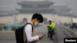 휴대전화를 사용하는 학생. (자료사진)