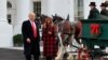 Trump y Melania reciben árbol de navidad de la Casa Blanca 