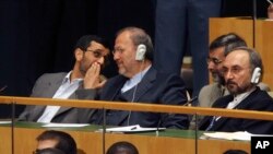 محمود احمدی نژاد در کنار منوچهر متکی - سازمان ملل متحد، ۲۰۰۷