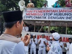 Sejumlah ormas Islam melakukan unjuk rasa di depan kantor Kedutaan India di Jakarta, Jumat (6/3). Mereka menuntut negara itu menghentikan diskriminasi dan pembunuhan terhadap kaum muslim. (Foto: VOA/Fathiyah)