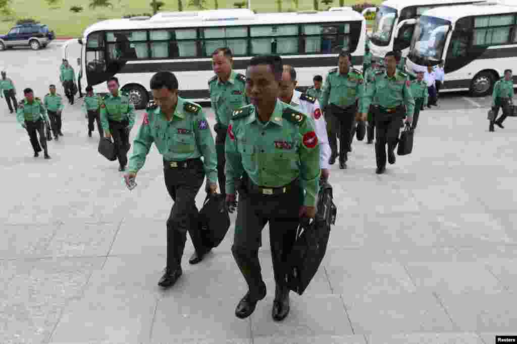 တပ္မေတာ္သားကိုယ္စားလွယ္မ်ား လႊတ္ေတာ္တက္။
