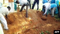 Des habitants de Kizara enterrent les victimes d'une attaque dans cettepartie de l'Etat de Zamfara, Nigeria, le 18 juin 2013.