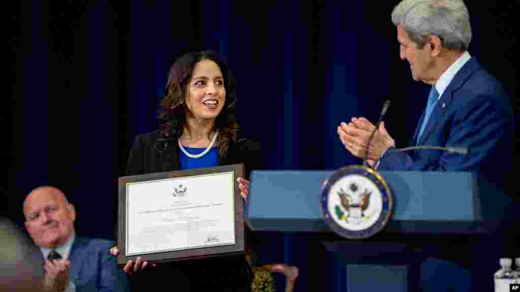 Le Secrétaire d'Etat John Kerry, offre un cadeau à Parosha Chandran du Royaume-Uni, pour son influence contre la traite humaine, le 27 juillet à 2015.