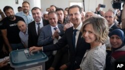 Suriye Devlet Başkanı Beşar Esat ve eşi Esma Esat oylarını Şam'da kullandı. 