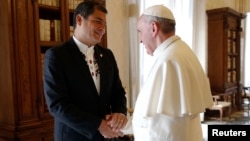 Rafael Correa conversa con el papa Francisco sobre justicia social e intercambian regalos.