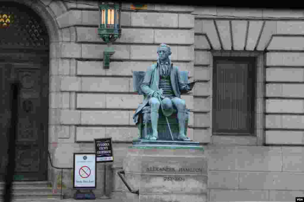 مجسمه ای از الکساندر همیلتون، از پدران بنیانگذار آمریکا و اولین وزیر خزانه داری آمریکا.
