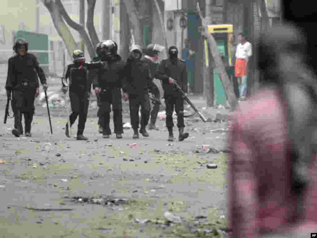 A protester hides from the police during clashes with security forces near the Interior Ministry in Cairo, February 6, 2012. (Reuters)