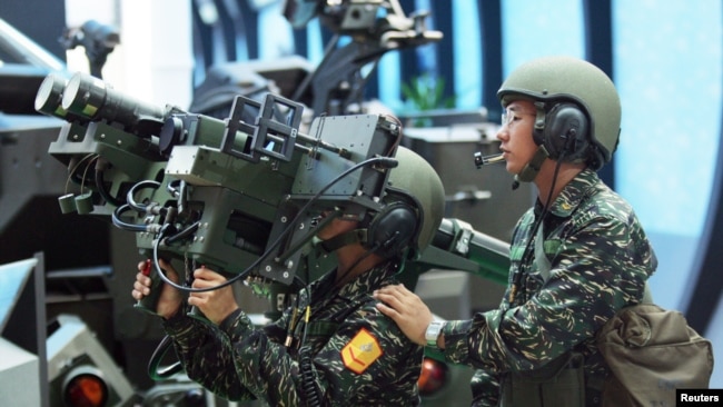 资料照：台湾军人展示美制双联装毒刺式防空导弹。（2005年8月11日）