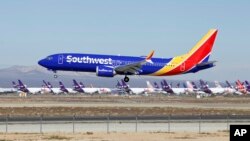 
Foto de un Boeing 737 Max de Southwest Airlines el sábado 23 marzo de 2019, en el aeropuerto Southern California Logistic en Victorville, California. Un avión similar presentó problemas el martes 27 de marzo, cuando era llevado de Florida a California.