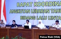 Gubernur Jawa Timur bersama Menteri Kesehatan, Menteri Perhubungan dan sejumlah instansi membahas kesiapan mudik lebaran 2019 di Gedung Negara Grahadi, Surabaya (foto Petrus Riski-VOA)