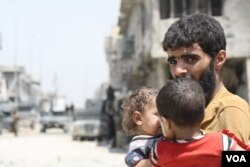 Families continue to flee Mosul's Old City as soldiers battle for IS's last bit of territory in Mosul, Iraq, July 2, 2017. When IS is defeated, soldiers say, they expect sleeper cells to continue attacks. (H. Murdock/VOA)