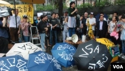20多個香港團體以及泛民主派政黨，星期六舉行聲援斯諾登集會及遊行，大會表示超過900人參加 (美國之音湯惠芸)