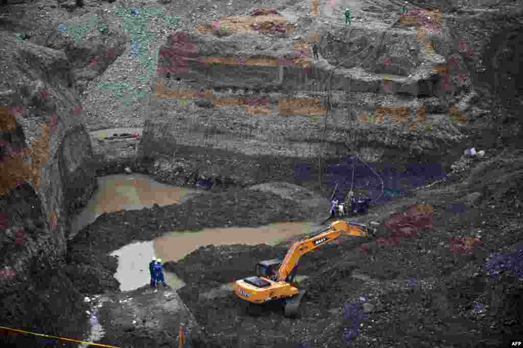Petugas penyelamat berupaya mengangkat lumpur untuk menyelamatkan sekelompok penambang di tambang emas yang runtuh di San Antonio, di daerah pedesaan Santander de Quilichao, Cauca, Kolombia, di mana pekerja pertambangan independen mengadakan penggalian tambang tanpa otorisasi. &nbsp;