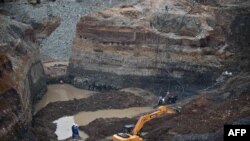 Tim SAR berusaha menyelamatkan penambang di tambang emas yang ambruk di San Antonio, Santander de Quilichao, pada 2 Mei 2014.