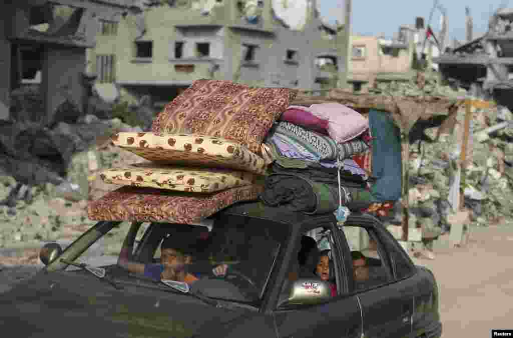 Palestinians on their way home after a ceasefire was declared, in Beit Hanoun town in the northern Gaza Strip, Aug. 27, 2014. 