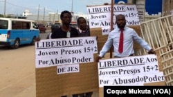 Jovens detidos à porta do Tribunal Provincial de Luanda