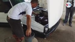 Venezolanos improvisan maniobras para mover sus autos ante escasez de gasolina