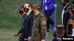 En la foto de archivo el presidente de El Salvador, Nayib Bukele, llega a una ceremonia de despliegue de soldados del ejército salvadoreño para el plan de Control Territorial en San Salvador, El Salvador, 19 de julio de 2021.