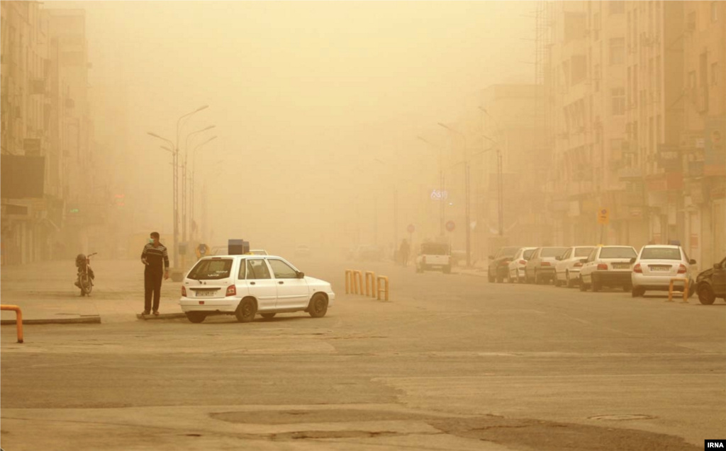 پدیده گرد و غبار در آسمان اهواز عکس: محمدرضا خبازان 