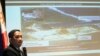 菲律宾议员阿塞迪罗展示中国方面在南沙群岛填海造岛的幻灯片（2015年3月26日）