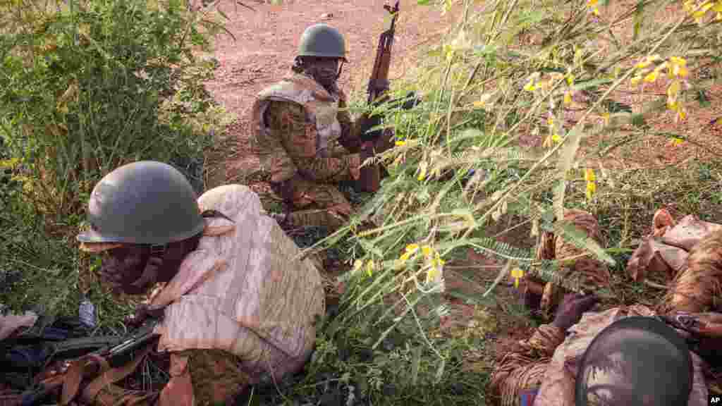 Les soldats loyalistes burkinabè reprennent le contrôle du palais présidentiel et mettent fin au putsch des insurgés du Régiment de la sécurité présidentielle à Ouagadougou, au Burkina Faso, 29 septembre 2015. 