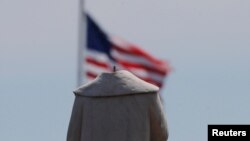 "Obezglavljena" statua Kristofera Kolumba u Bostonu, 10. jun 2020. (Foto: Rojters/Brian Snyder)