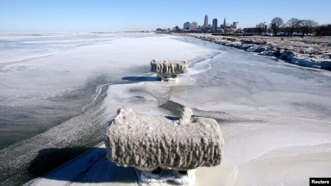 2019年1月31日冰封的伊利湖, 远处是俄亥俄克利夫兰市