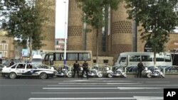 中国警方2011年8月1日加强在乌鲁木齐警戒 (资料照片)
