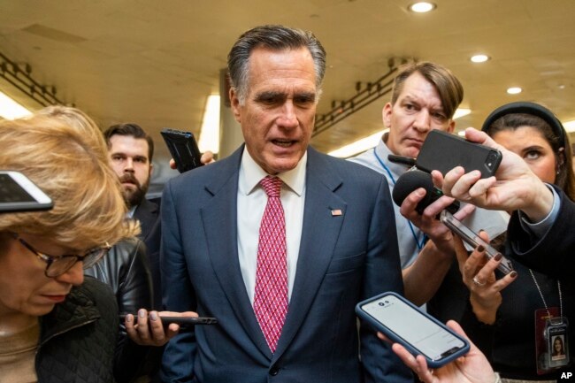 El senador Mitt Romney, republicano por Utah, habla con periodistas en el Capitolio en Washington, D.C., el lunes, 27 de enero de 2020.