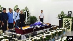 刘晓波的亲人在刘晓波遗体告别仪式上（2017年7月15日，沈阳市政府提供的图片）