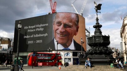 Bảng tưởng niệm Hoàng tế Philip tại giao lộ Piccadilly Circus ở London, Vương quốc Anh, ngày 9 tháng 4, 2021.