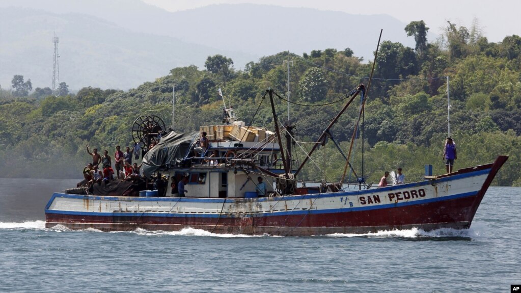 Ngư dân Philippines trên thuyền đánh cá gần bãi cạn Scarborough ở Masinloc, Zambales.