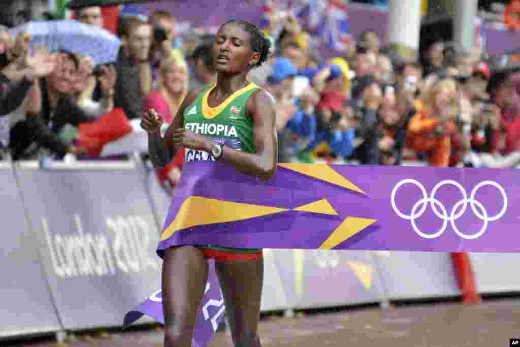Tiki Gelana wa Ethopia akimaliza mbio za marathon wanawake akiwa mshindi na kujinyakulia dhahabu katika michezo ya Olympiki ya London, Aug. 5, 2012 in London.