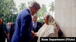 John Kerry rencontre la Première Ministre du Bangladesh, Sheikh Hasina Wazeda, à Dacca, le 29 août 2016.