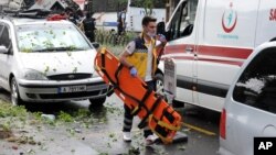 Radnik hitne pomoći na mestu današnje eksplozije u Istanbulu