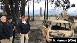 트럼프 대통령이 17일 캘리포니아주 남부에서 화재 현장을 살펴보고 있다.