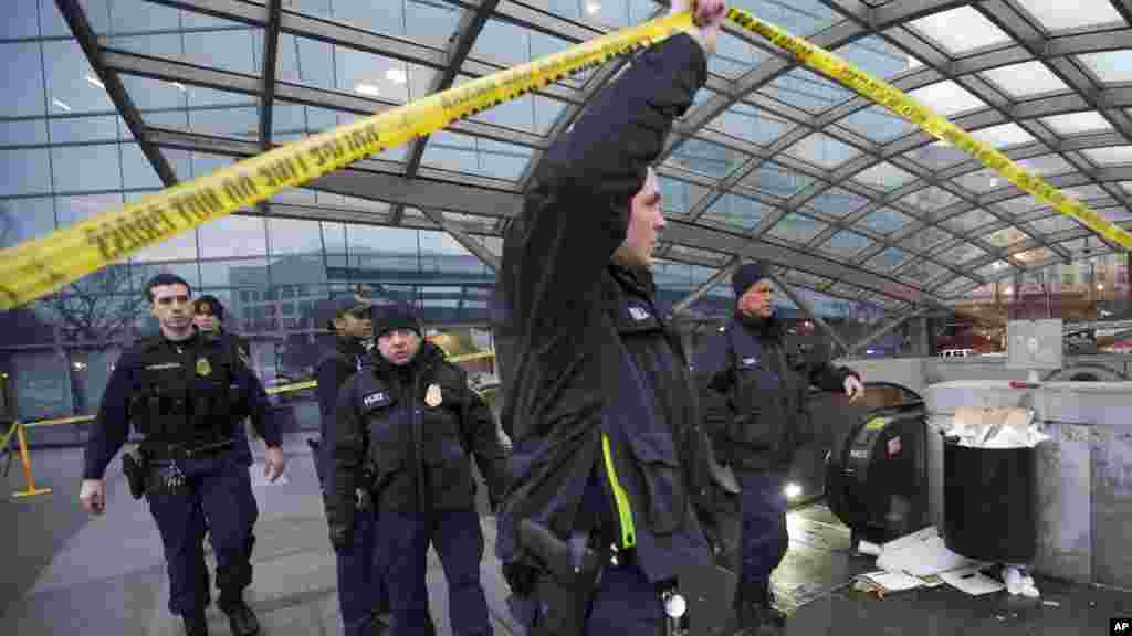 Des agents de la Police Metro Transit sécurisent l&#39;entrée de la station L&#39;Enfant Plaza à Washington, lundi 12 janvier 2015, à la suite d&#39;une évacuation.