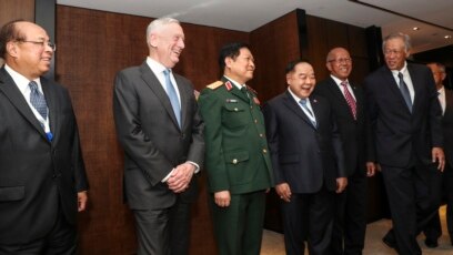 Bộ trưởng Quốc phòng Mỹ Jim Mattis (thứ hai bên trái) họp Đối thoại Shangri-La, thượng đỉnh an ninh châu Á, tại Singapore ngày 1/6/2018.
