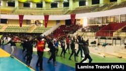 Des danseurs en repetition au Palais des Sports de Ouaga2000, Ouagadougou, le 15 octobre 2021.