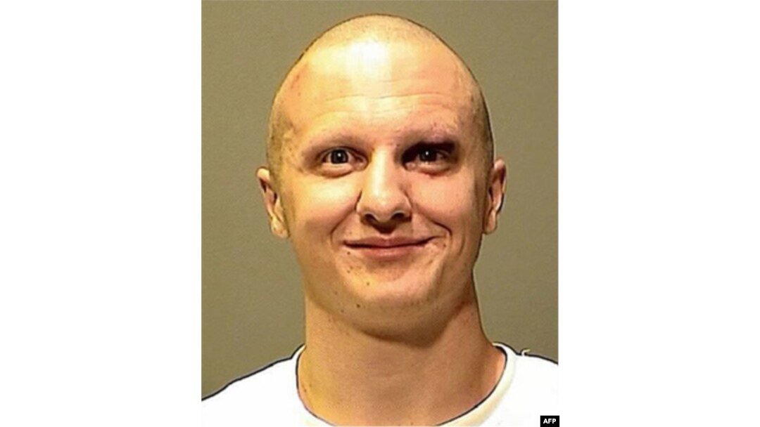 Jared Lofner bezorilikda ayblanib kollejdan haydalgan, ishsiz. Harbiy xizmatha yollanmoqchi bo'lganida, u yerda ham rad etilgan. Oilasi uning qilmishi uchun Amerika xalqidan kechirim so'ramoqda. Sud uni o'lim jazosiga yoki bir umr qamoqqa mahkum etishi mu