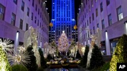 El Árbol de Navidad del Rockefeller Center en Nueva York fue iluminado el miércoles, 28 de noviembre de 2018.