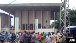 Des Togolais devant la cour de Justice à Lomé, le 1er septembre 2011.