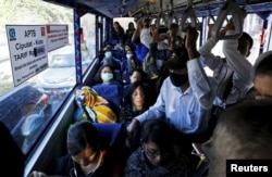 Para penumpang berangkat kerja dengan bus kota di Jakarta (foto: ilustrasi/ REUTERS/Beawiharta).