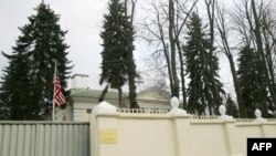 Фото: прапор США на території Посольства США в Білорусі
