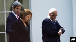 30일 백악관에서 비공개로 만난 존 케리 미 국무장관(왼쪽), 치피 리브니 이스라엘 수석대표(가운데), 사에브 에레카트 팔레스타인 대표(오른쪽)가 회담장을 나서고 있다.
