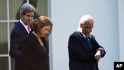 Državni sekretar Džon Keri, izraelska ministarka pravde Cipi Livni i palestinski pregovarač Saeb Erekat napuštaju Belu kuću 30. juli, 2013.